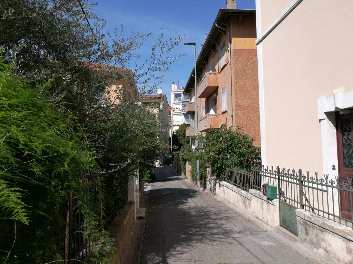 L'Amandine ,45 M2 Terrasse Et Garage Centre Ville Saint-Raphael (Var) Exterior foto